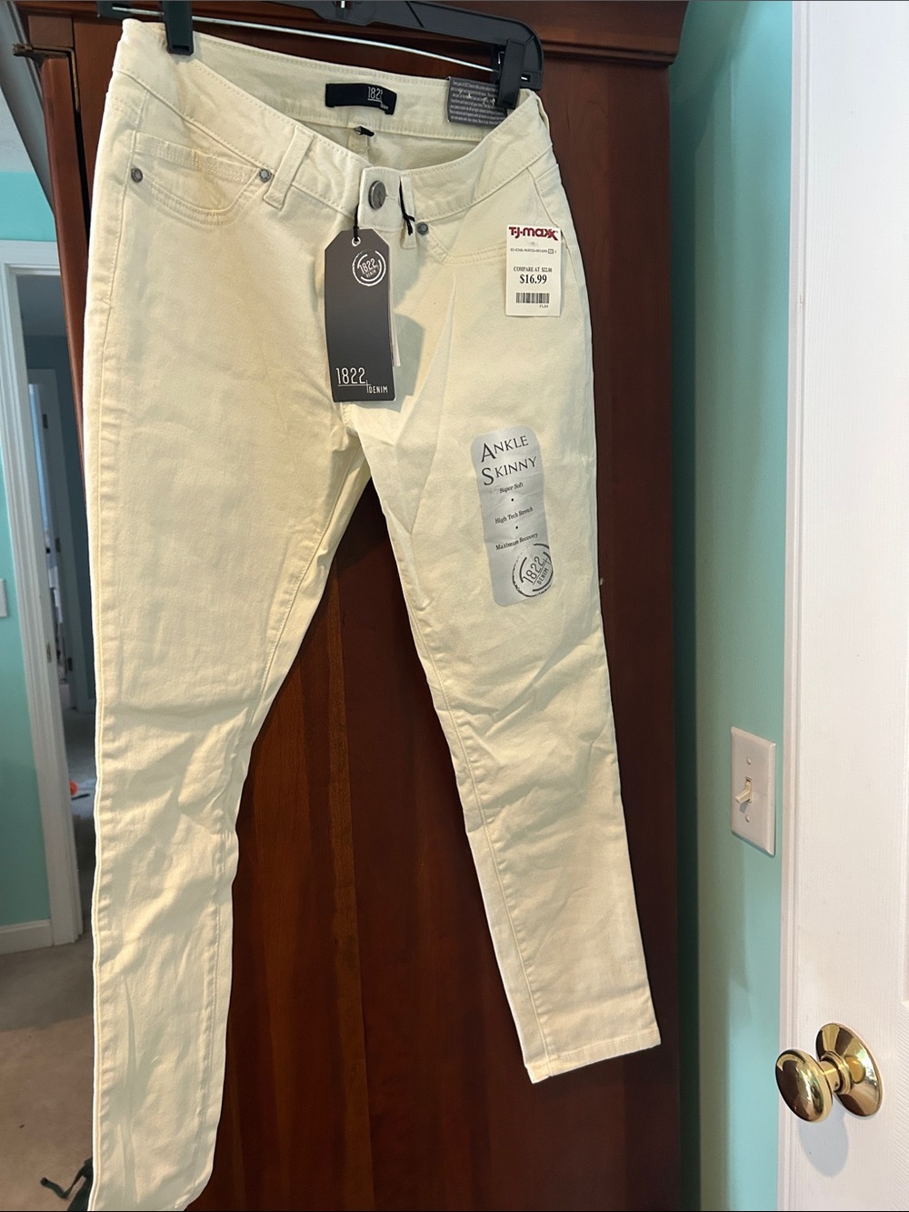 1822 Denim Woman’s Skinny Jeans in Off-White/Cream